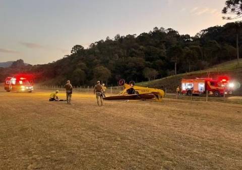 Avião de pequeno porte cai em SC; homem morre e mulher fica ferida