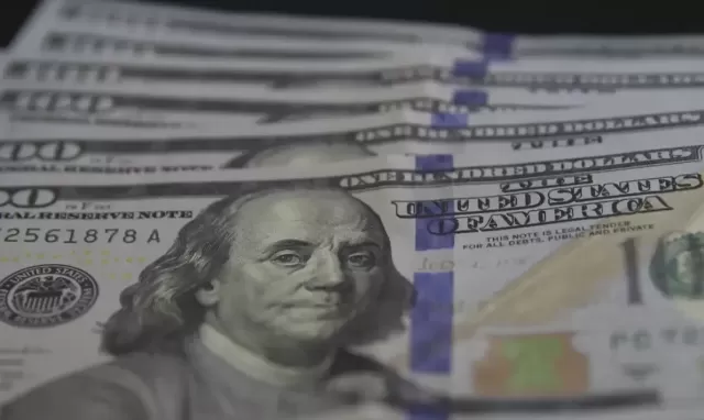 Dólar segue mercado internacional e sobe para R$ 5,43