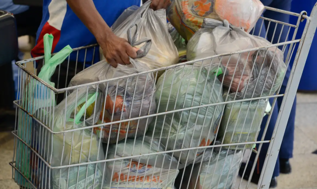 Brasileiros que sentem alta no preço da comida caiu, diz Genial/Quaest