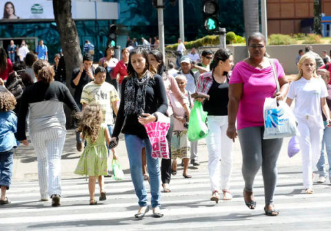 Brasil tem menos homens do que mulheres, aponta PNAD Contínua 2024