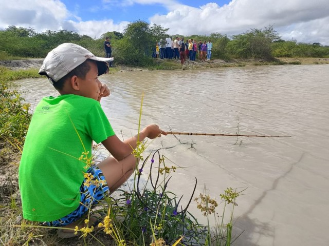 Prefeito autoriza limpeza da Lagoa Grande, em Maria Quitéria, e discute revitalização
