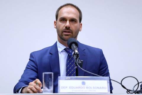 Eduardo Bolsonaro pede a Motta para exercer mandato dos EUA