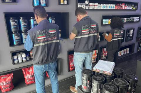 Procon fiscaliza e notifica lojas de suplementos alimentares em Feira de Santana