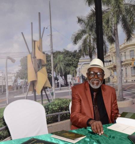 Francisco Muniz lança seu primeiro livro aos 77 anos