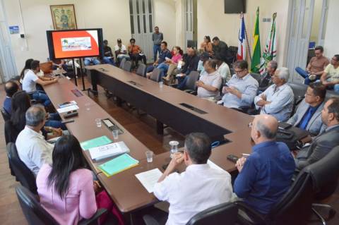 Programa Adote um Abrigo é lançado com adoção de 7 pontos de ônibus no centro de Feira
