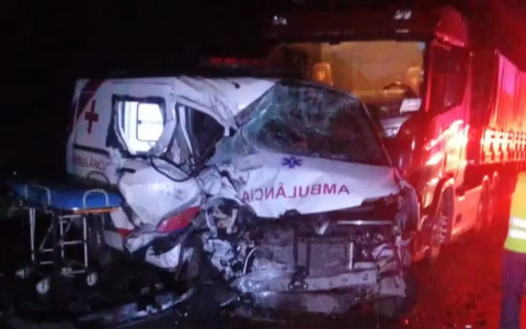 Mulher morre e seis pessoas ficam feridas após batida na BR-116