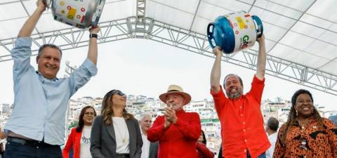 Quase 2 milhões de famílias baianas receberão botijão de gás gratuito; saiba quem tem direito