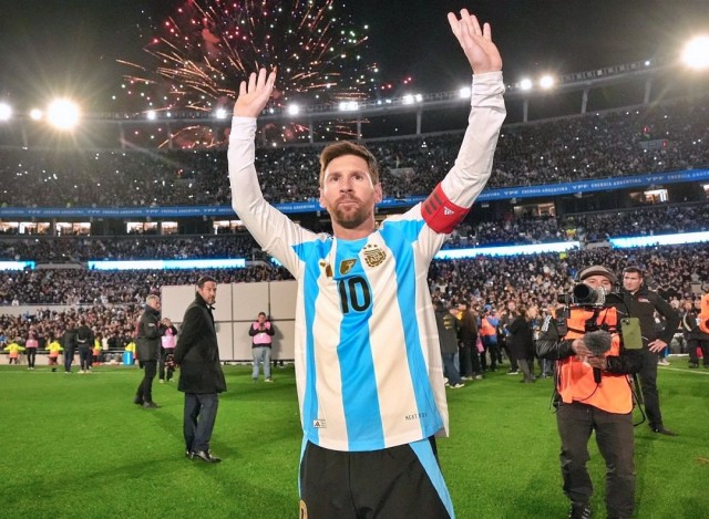 Messi faz dois gols em despedida com vitória sobre a Venezuela