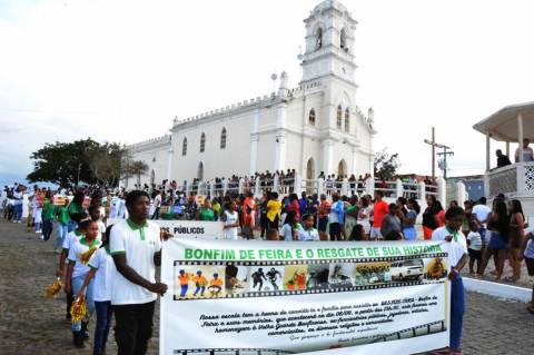 Desfile cívico homenageia personalidades históricas em Bonfim de Feira