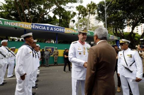 Jerônimo reafirma soberania do Brasil no desfile pela Independência em Salvador