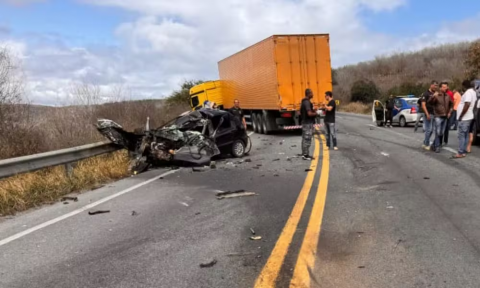Uma pessoa morre após carro bater de frente com carreta na BR-116