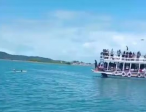 Canoa vira após batida com lancha de passeio em Madre de Deus