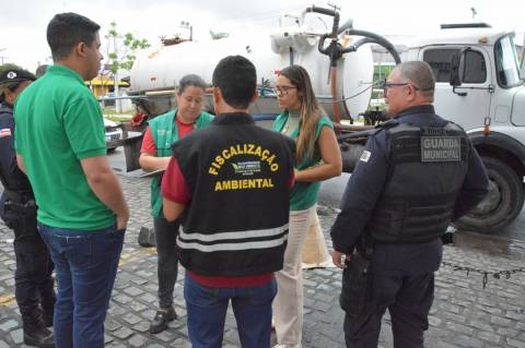 Secretaria de Meio Ambiente flagra caminhão limpa-fossa fazendo descarte irregular de esgoto