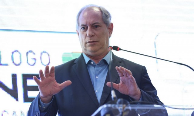 Bolsonaro entregou recursos de investimentos para emendas de relator, diz Ciro