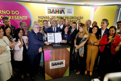 Governador sanciona leis com ganhos salariais para 45 mil servidores públicos da Bahia