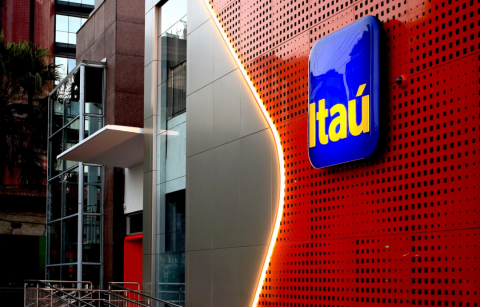 Itaú demite cerca de mil funcionários após monitorar produtividade no home office