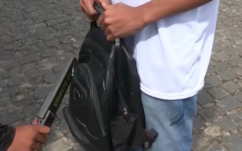 Secretário diz que prefeitura não tem condições de instalar detectores de metais nas escolas de Feira