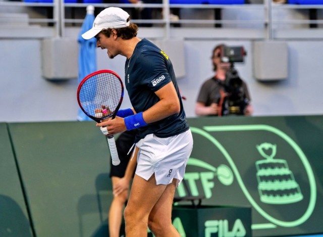 João Fonseca supera Tsitsipas e resgata Brasil na Copa Davis 2026