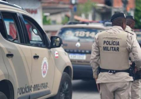 Mulher é presa ao tentar invadir escola com arma falsa em Salvador