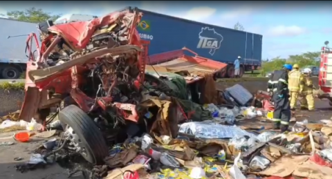 Colisão frontal entre caminhões mata duas pessoas na BR-116 sul, em Santo Estevão