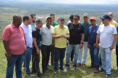Prefeito visita Morro de Pé de Serra e destaca potencial turístico, esportivo e religioso da região
