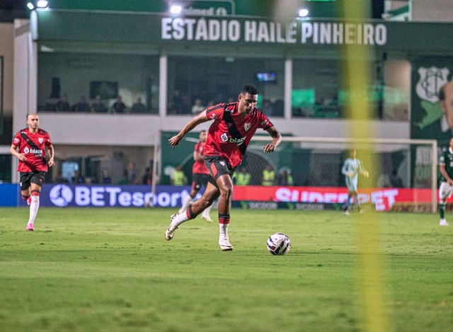 Atlético-GO impõe força, destrói o Athletico e se aproxima do G4