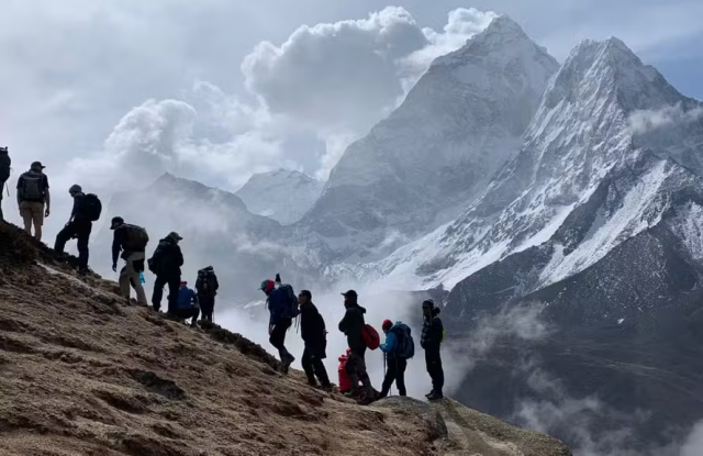 Mais de 200 pessoas seguem presas no Everest após nevascas e chuvas intensas