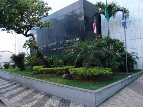 TRT-BA aplica multa a casal que manteve 