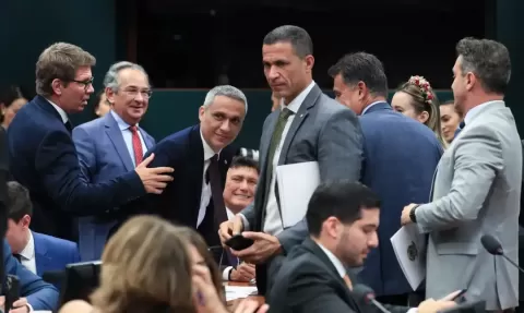 Câmara suspende ação penal contra deputado após críticas a ex-presidente do Senado