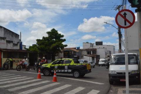 Rua Papa João XXIII passa a ter mão única, em Feira de Santana