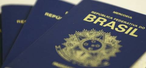 Carimbo em passaportes começa a ser substituído por sistema eletrônico na Europa