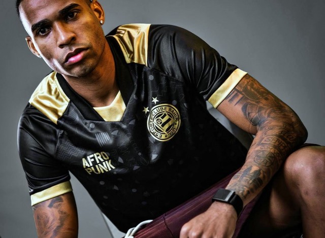 Bahia celebra orgulho negro com camisa do Afropunk