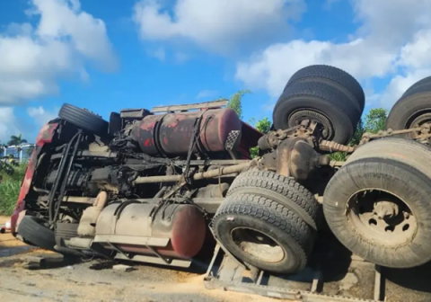 Caminhão tomba e causa congestionamento na BR-324