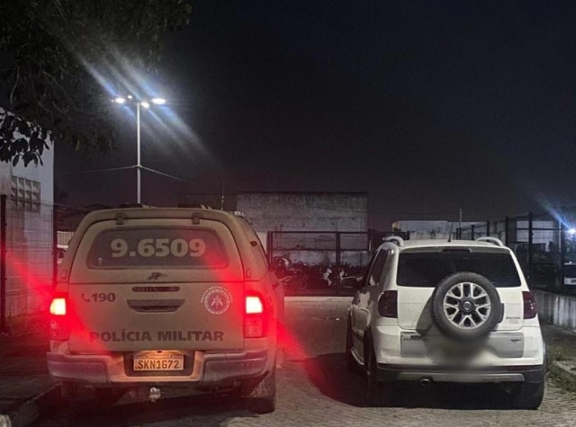 Dois homens foram presos com veículo furtado em Feira de Santana