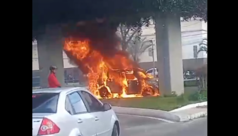 Jeep pega fogo durante horário de pico embaixo do viaduto da João Durval em Feira