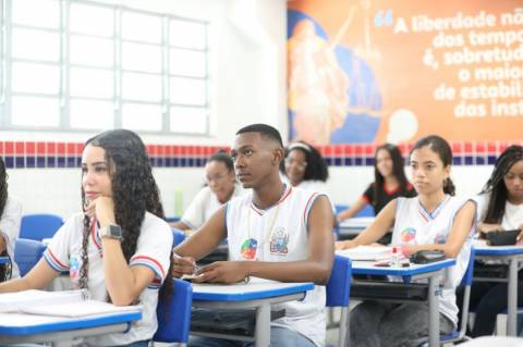Parcela do Pé-de-Meia de outubro beneficia 300 mil alunos da rede estadual