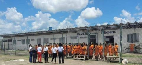 OAB Feira entrega produtos de higiene a mulheres custodiadas