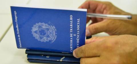 Salário médio no setor público é 71,7% maior que no privado, diz IBGE