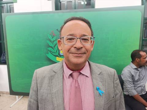 Vereador Ivamberg rebate críticas e volta a questionar compra de material didático sem licitação