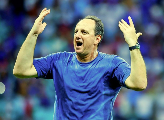 Ceni explode após derrota e dispara contra o VAR