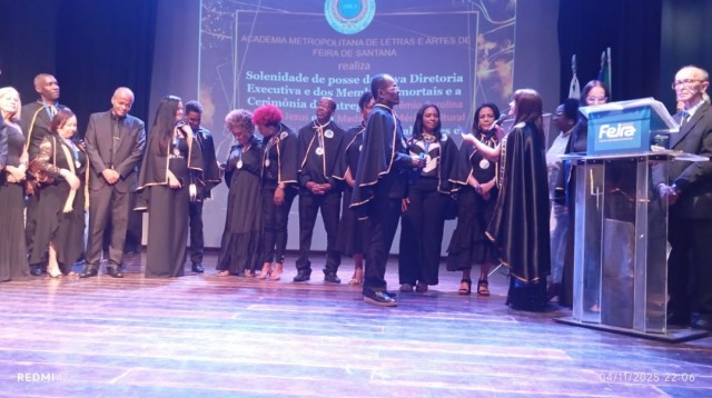 Academia Metropolitana de Letras e Artes empossa nova diretoria e membros