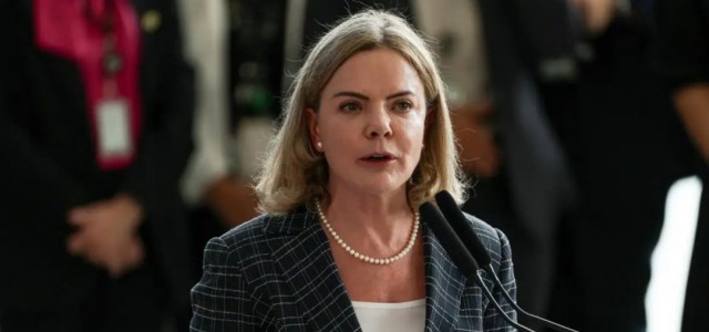 Gleisi Hoffman aciona Caixa e INSS para liberação do FGTS para vítimas de tornado no Paraná