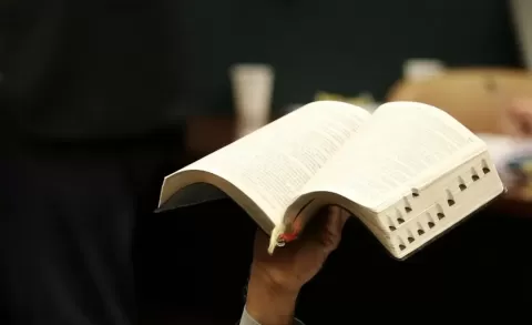Prefeito sanciona lei que autoriza uso da Bíblia Sagrada como material de apoio  nas escolas de Feira
