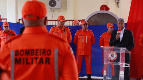 Cerimônia reconhece 49 bombeiros militares que atuaram nas enchentes do RS