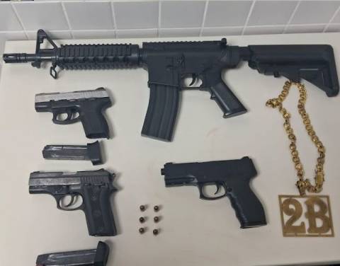 PM apreende armas de fogo e simulacros em Feira de Santana