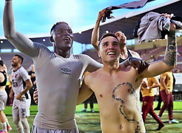 Athletico vence e encosta no acesso