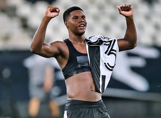 Kadir brilha e Botafogo vence jogo dramático