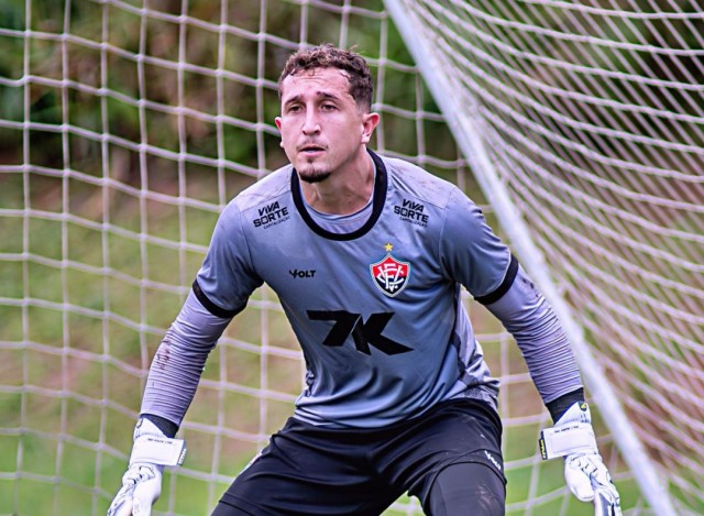 Thiago Couto salva Vitória e segura gigante no Allianz