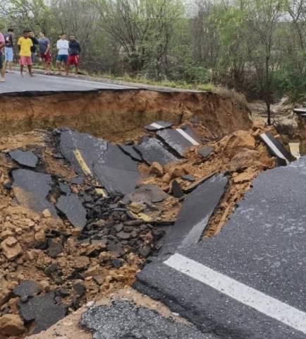 Cratera se abre na BR-116 e interdita totalmente a rodovia entre Araci e Tucano