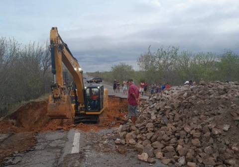 DNIT avança na recuperação da BR-116 entre Araci e Tucano;